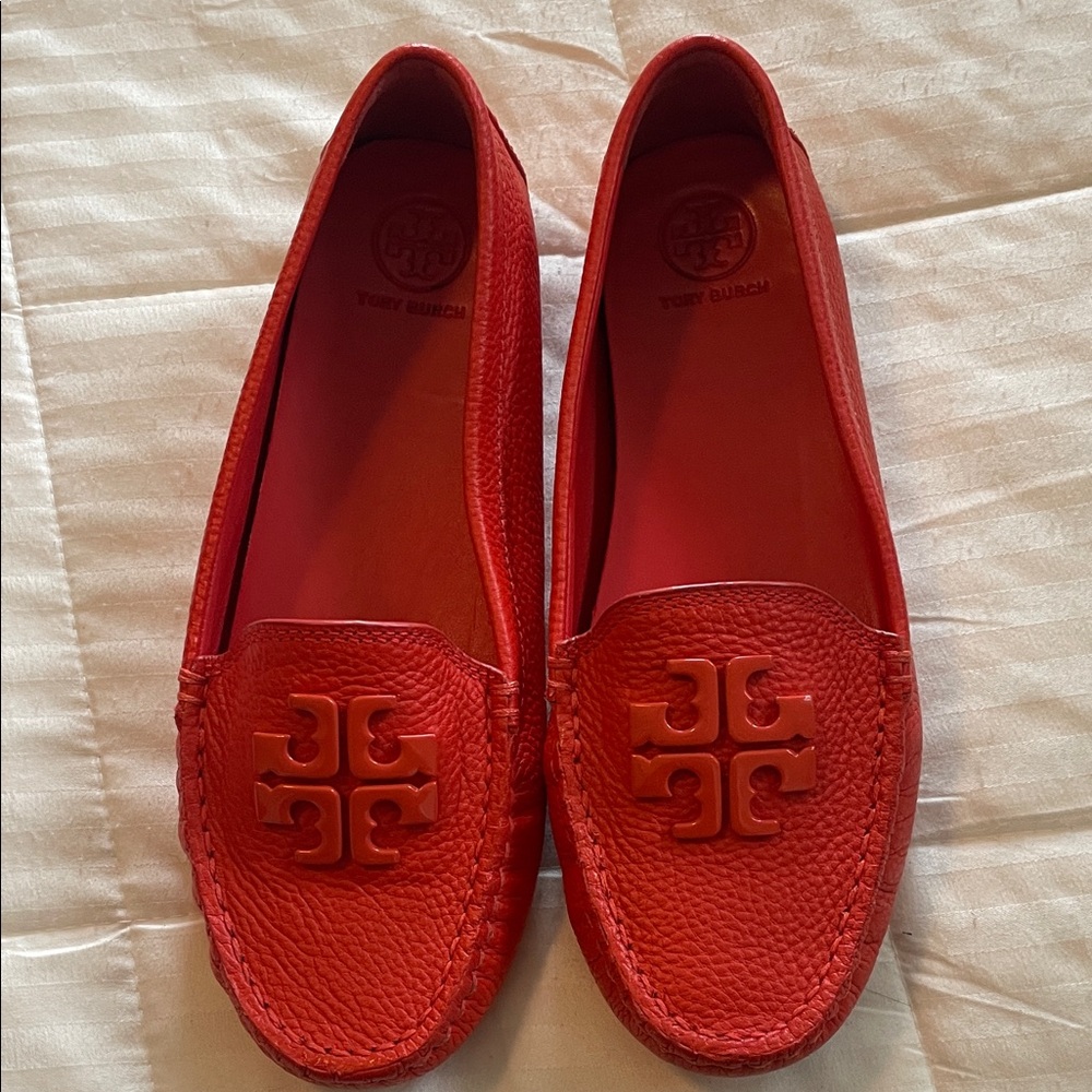 Tory Burch Red/Orange Pebbled Leather Logo Driving Loafers - Picture 2 of 8